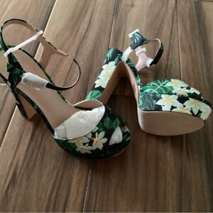 Floral Platform Sandals - Green and White